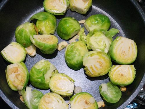 蜂蜜芥末炒抱子甘蓝,甜甜辛香的风味非常开胃