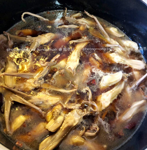 啤酒卤鸭舌入口带点香辣嫩嫩的，好吃停不住口