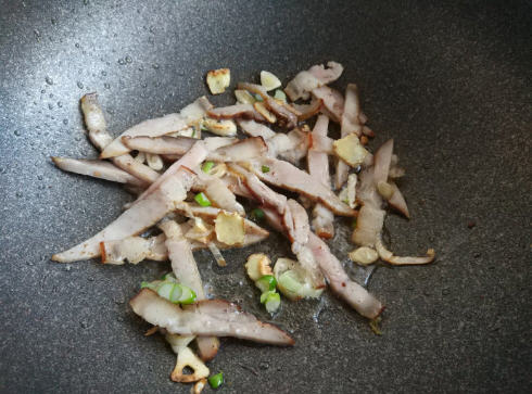 烟熏腊肉炒芹菜，腊肉与芹菜搭配就是天生的一对