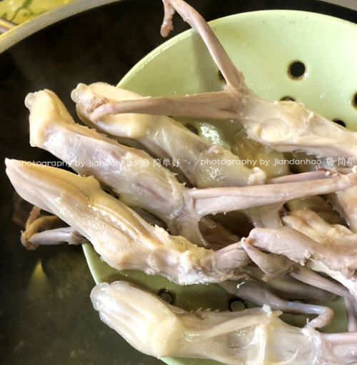 啤酒卤鸭舌入口带点香辣嫩嫩的，好吃停不住口