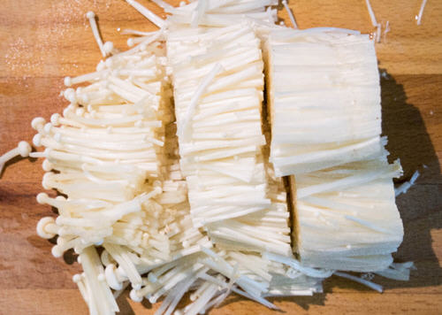 轻松的就能做出大人小孩都喜爱的酱烧金针菇