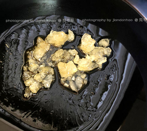 啤酒卤鸭舌入口带点香辣嫩嫩的，好吃停不住口
