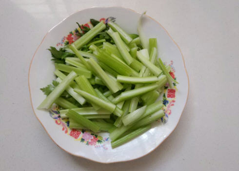 烟熏腊肉炒芹菜，腊肉与芹菜搭配就是天生的一对
