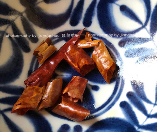 啤酒卤鸭舌入口带点香辣嫩嫩的，好吃停不住口