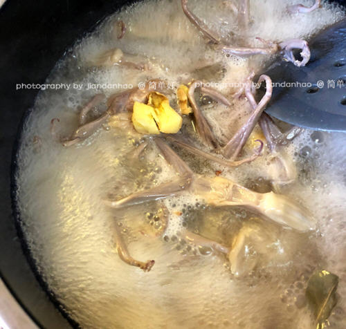 啤酒卤鸭舌入口带点香辣嫩嫩的，好吃停不住口