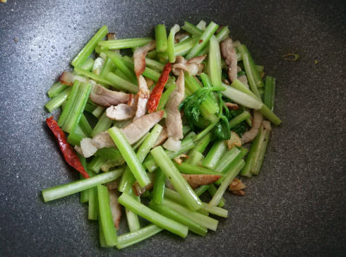 烟熏腊肉炒芹菜，腊肉与芹菜搭配就是天生的一对