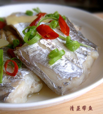 清蒸带鱼的做法，口感软嫩如豆腐，海鲜味足，非常鲜嫩好吃