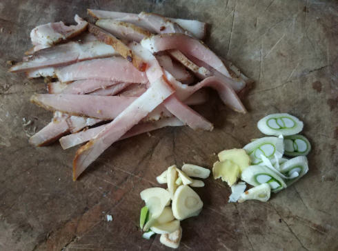 烟熏腊肉炒芹菜，腊肉与芹菜搭配就是天生的一对