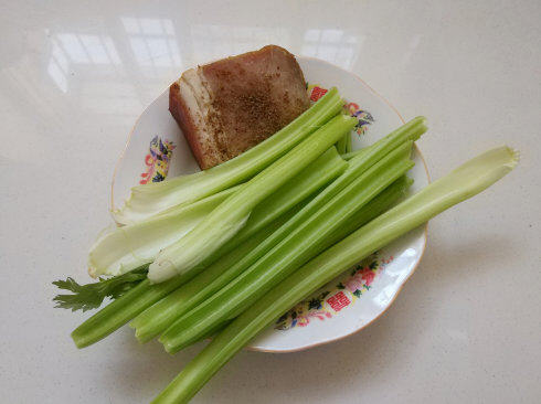 烟熏腊肉炒芹菜，腊肉与芹菜搭配就是天生的一对