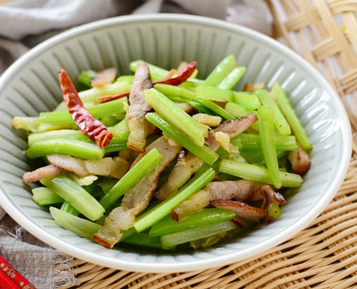 烟熏腊肉炒芹菜，腊肉与芹菜搭配就是天生的一对