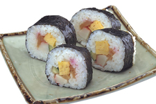 紫菜包饭的外形和色彩美观，吃起来有非常清鲜可口