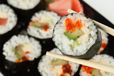 紫菜包饭的外形和色彩美观，吃起来有非常清鲜可口