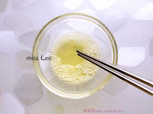 刚刚出炉的蛋白椰丝球，外酥里嫩，椰香四溢