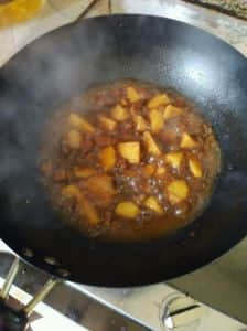 红烧肉炖土豆一般炖多长时间能熟（红烧肉炖土豆的做法）