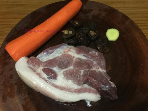 香菇葫萝卜饺子的做法_香菇胡萝卜水饺怎么做 香菇葫萝卜饺子的做法_香菇胡萝卜水饺怎么做