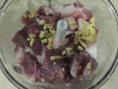 香菇葫萝卜饺子的做法_香菇胡萝卜水饺怎么做 香菇葫萝卜饺子的做法_香菇胡萝卜水饺怎么做