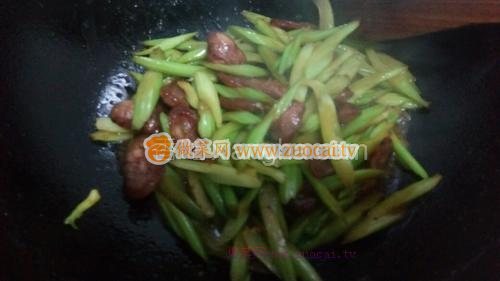 腊肠炒芹菜怎么炒才好吃（腊肠炒芹菜的做法）