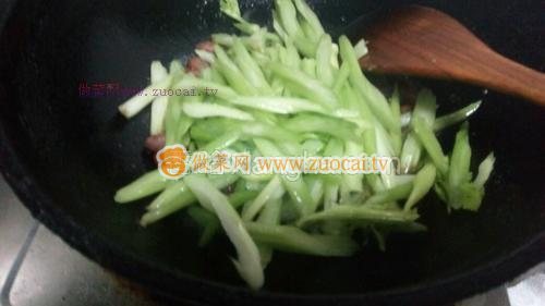 腊肠炒芹菜怎么炒才好吃（腊肠炒芹菜的做法）
