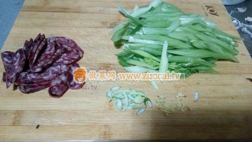 腊肠炒芹菜怎么炒才好吃（腊肠炒芹菜的做法）