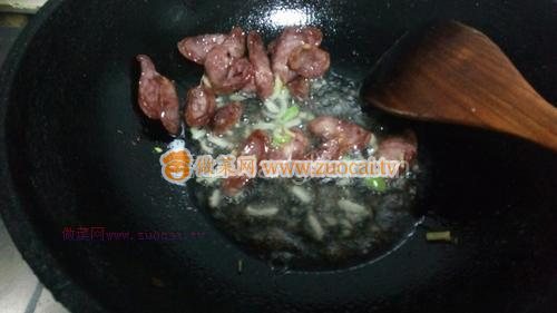 腊肠炒芹菜怎么炒才好吃（腊肠炒芹菜的做法）