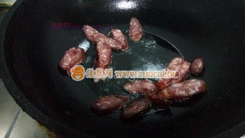 腊肠炒芹菜怎么炒才好吃（腊肠炒芹菜的做法）