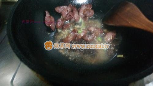 腊肠炒芹菜怎么炒才好吃（腊肠炒芹菜的做法）