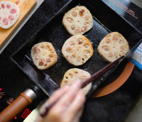 煎藕夹的家常做法 煎藕夹的做法步骤7