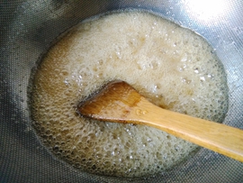 芝麻核桃糖的家常做法，做法太简单，酥脆香甜