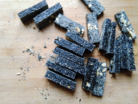 芝麻核桃糖的家常做法，做法太简单，酥脆香甜