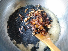 芝麻核桃糖的家常做法，做法太简单，酥脆香甜