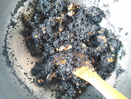 芝麻核桃糖的家常做法，做法太简单，酥脆香甜