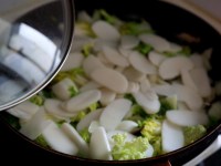 香菇青菜炒年糕的做法介绍 香菇青菜炒年糕怎么做 香菇青菜炒年糕的做法介绍 香菇青菜炒年糕怎么做