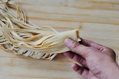 豆腐皮的做法大全 豆腐皮最简单美味的吃法 卤豆腐皮的做法步骤4