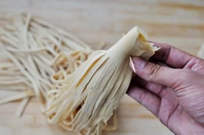 豆腐皮的做法大全 豆腐皮最简单美味的吃法 卤豆腐皮的做法步骤5