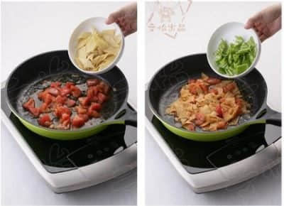 豆腐皮的做法大全 豆腐皮最简单美味的吃法 西红柿尖椒炒豆腐皮的做法步骤3-4