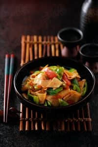 豆腐皮的做法大全 豆腐皮最简单美味的吃法 西红柿尖椒炒豆腐皮的做法