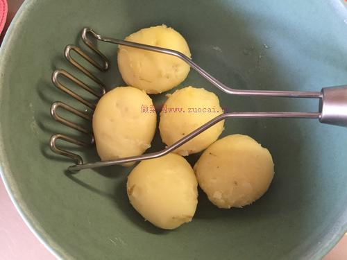 制作过程简单绝对好吃到爆的土豆饼怎么做