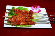 肉串外焦里嫩肉香四溢,即实惠又美味的烤羊肉串的做法 肉串外焦里嫩肉香四溢,即实惠又美味的烤羊肉串的做法