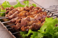 肉串外焦里嫩肉香四溢,即实惠又美味的烤羊肉串的做法 肉串外焦里嫩肉香四溢,即实惠又美味的烤羊肉串的做法