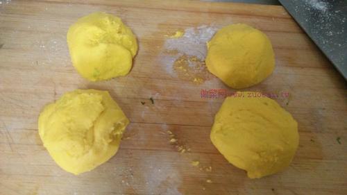 葱香浓郁、做法简单的香葱南瓜饼怎么做