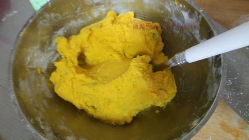 葱香浓郁、做法简单的香葱南瓜饼怎么做