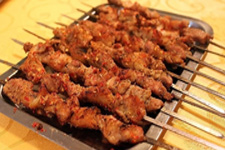 肉串外焦里嫩肉香四溢,即实惠又美味的烤羊肉串的做法 肉串外焦里嫩肉香四溢,即实惠又美味的烤羊肉串的做法