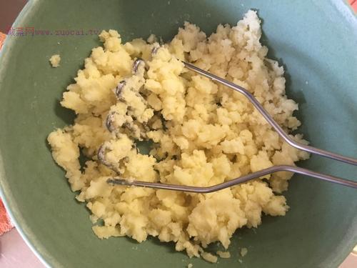 制作过程简单绝对好吃到爆的土豆饼怎么做