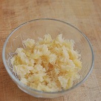 推荐几款对抗雾霾天的日常饮食 对抗雾霾天气有妙招 银耳雪梨羹的做法图解1