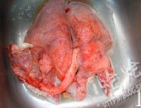 推荐几款对抗雾霾天的日常饮食 对抗雾霾天气有妙招 罗汉果杏仁猪肺汤的做法图解1