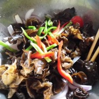 推荐几款对抗雾霾天的日常饮食 对抗雾霾天气有妙招 木耳拌洋葱的做法图解5