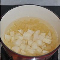 推荐几款对抗雾霾天的日常饮食 对抗雾霾天气有妙招 银耳雪梨羹的做法图解4