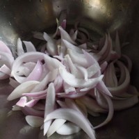 推荐几款对抗雾霾天的日常饮食 对抗雾霾天气有妙招 木耳拌洋葱的做法图解2