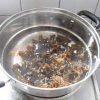 推荐几款对抗雾霾天的日常饮食 对抗雾霾天气有妙招 木耳拌洋葱的做法图解3