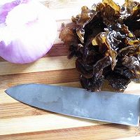 推荐几款对抗雾霾天的日常饮食 对抗雾霾天气有妙招 木耳拌洋葱的做法图解1